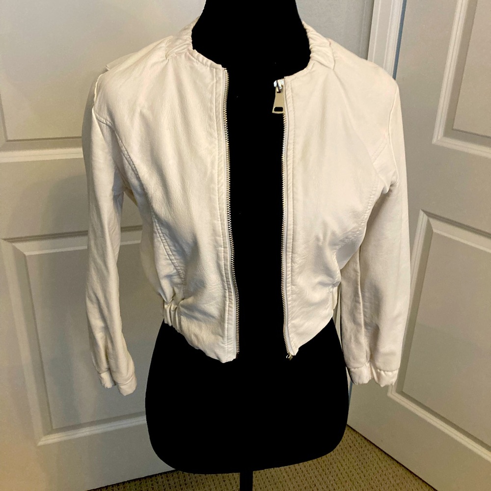 Size XS white faux leather zip up cropped jacket. Very light, soft leather!!